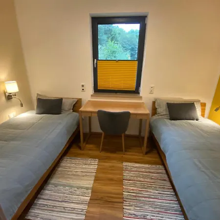 Luxurioeses Ferienapartment A2 Mit Umzaeunten Garten, 55qm בית נופש אמצברג