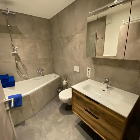 Luxurioeses Ferienapartment A2 Mit Umzaeunten Garten, 55qm בית נופש